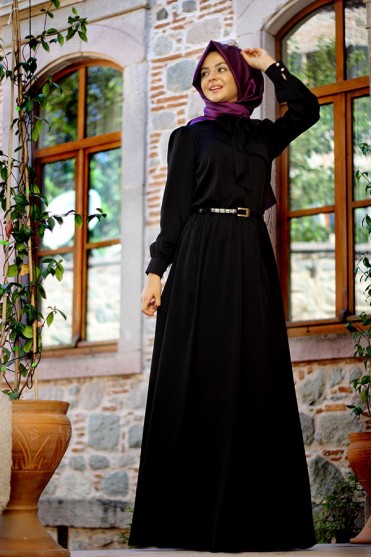 Pınar Şems genç siyah elbise