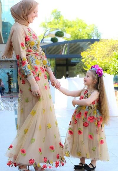 anne kız tesettür çiçekli elbise kombini
